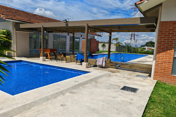 Se vende casa en Los Arcos. Cariari. Una Planta.