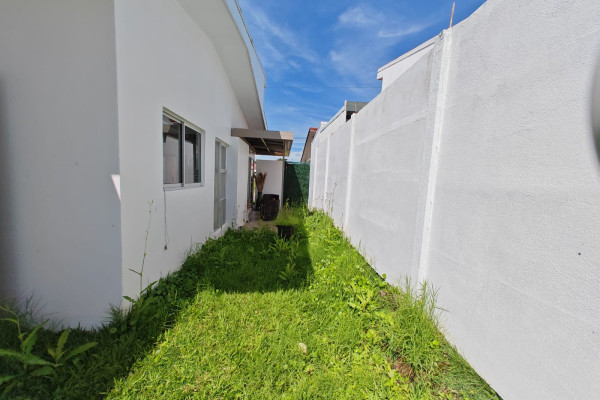 Se vende casa en Los Arcos. Cariari. Una Planta.