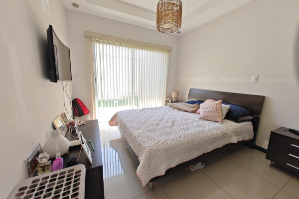 Se vende casa en Los Arcos. Cariari. Una Planta.
