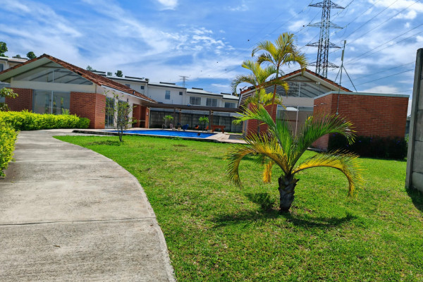 Se vende casa en Los Arcos. Cariari. Una Planta.