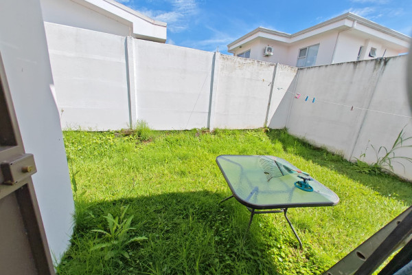 Se vende casa en Los Arcos. Cariari. Una Planta.