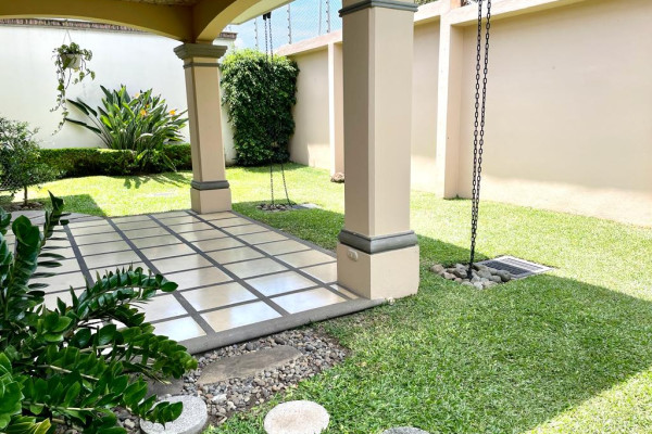 Se alquila casa en La Rivera De Belén.