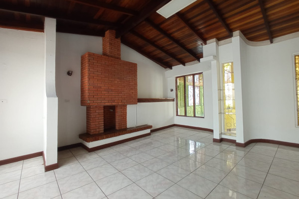 Se alquila casa de una planta en Sabana.