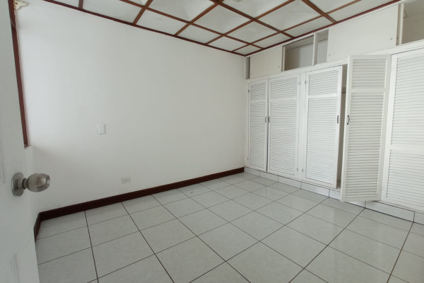 Se alquila casa de una planta en Sabana.