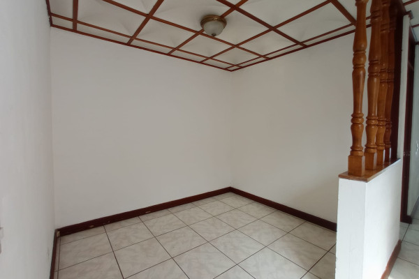 Se alquila casa de una planta en Sabana.