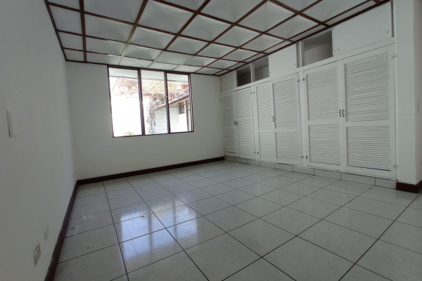 Se alquila casa de una planta en Sabana.