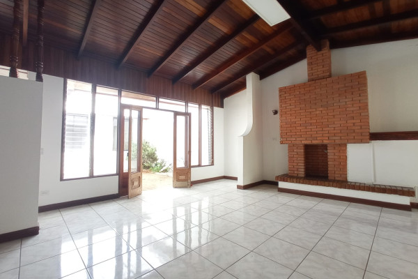 Se alquila casa de una planta en Sabana.