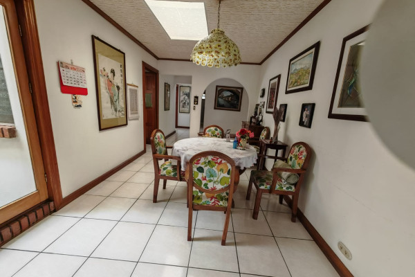 Se vende casa en Escazú. Una planta.