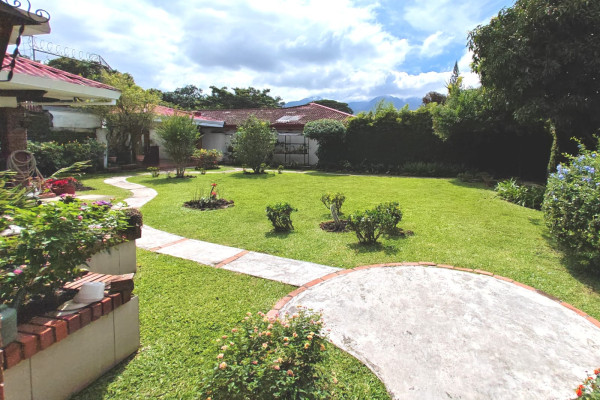 Se vende casa en Escazú. Una planta.