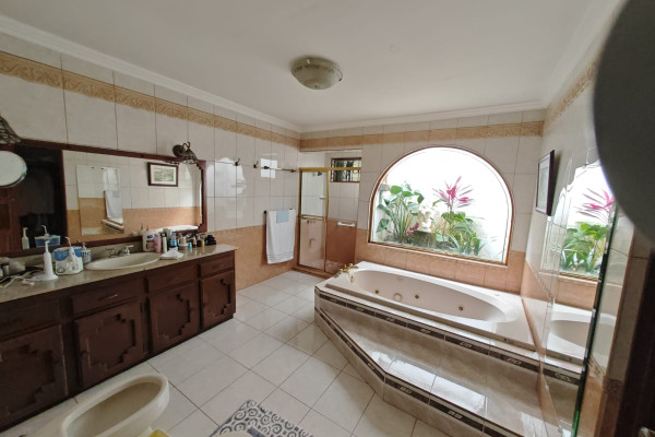 Se vende casa en Escazú. Una planta.