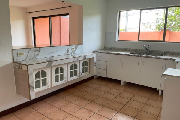 Se alquila casa ubicada en residencial privado en pozos de Santa Ana.