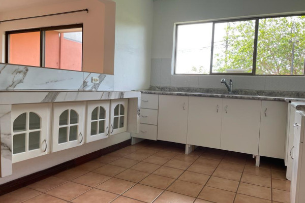 Se alquila casa ubicada en residencial privado en pozos de Santa Ana.