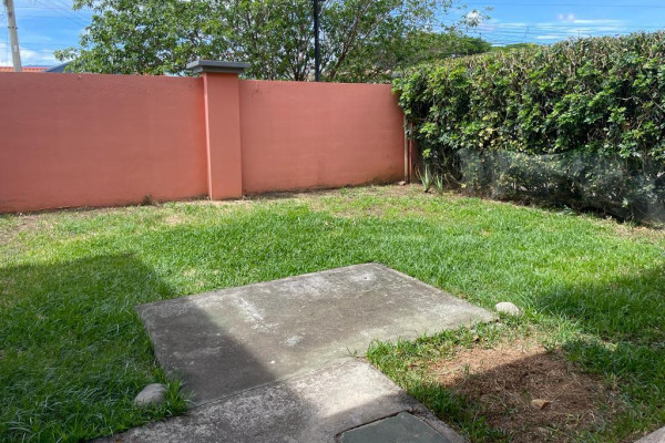 Se alquila casa ubicada en residencial privado en pozos de Santa Ana.