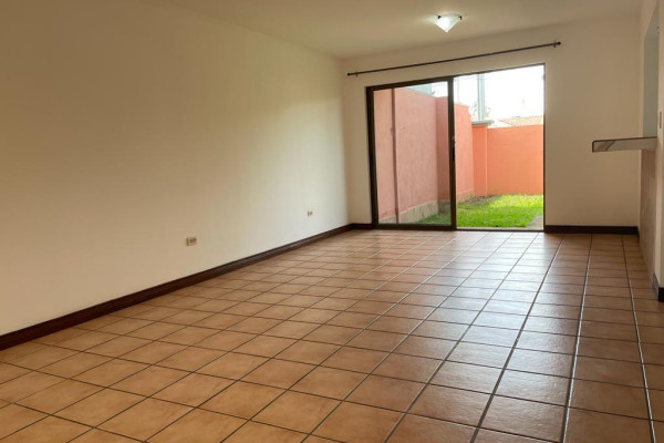 Se alquila casa ubicada en residencial privado en pozos de Santa Ana.