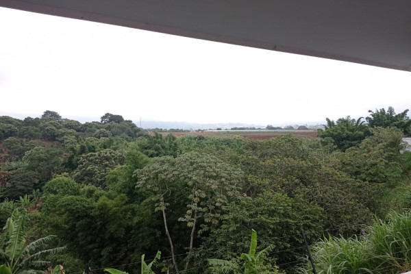 Se alquila casa de dos plantas en San Joaquín de Flores.