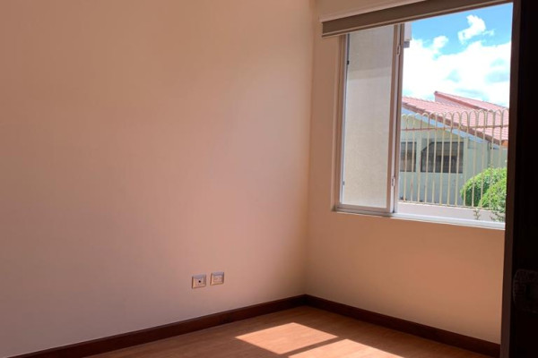 Se vende casa en Escazú. Guachipelin.-13