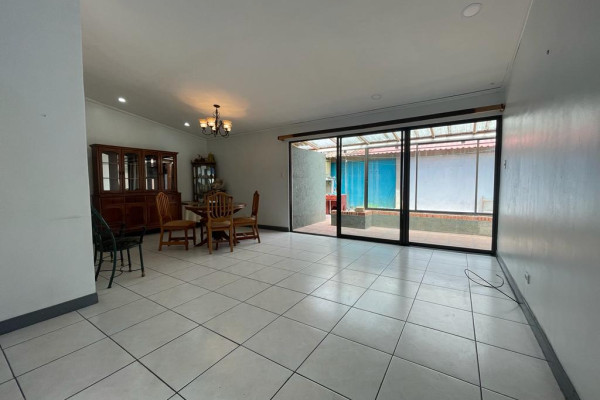 Se vende casa esquinera en Escazú. Trejos Montealegre.-11