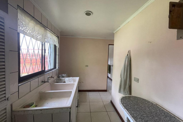 Se vende casa esquinera en Escazú. Trejos Montealegre.-6