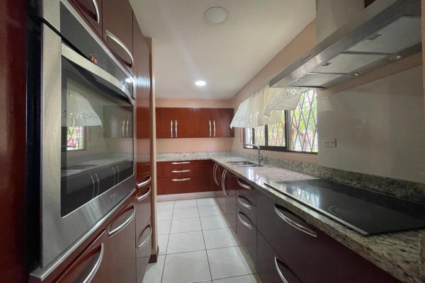 Se vende casa esquinera en Escazú. Trejos Montealegre.-17