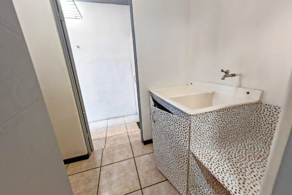 Se alquila apartamento en Sabana Sur con patio.