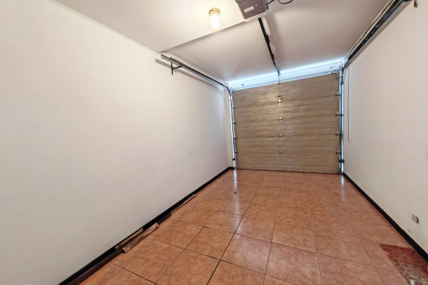 Se alquila apartamento en Sabana Sur con patio.