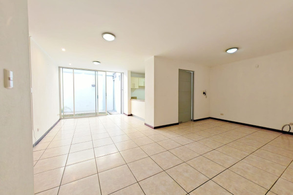 Se alquila apartamento en Sabana Sur con patio.
