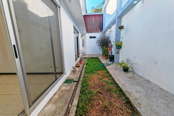Se alquila apartamento en Sabana Sur con patio.